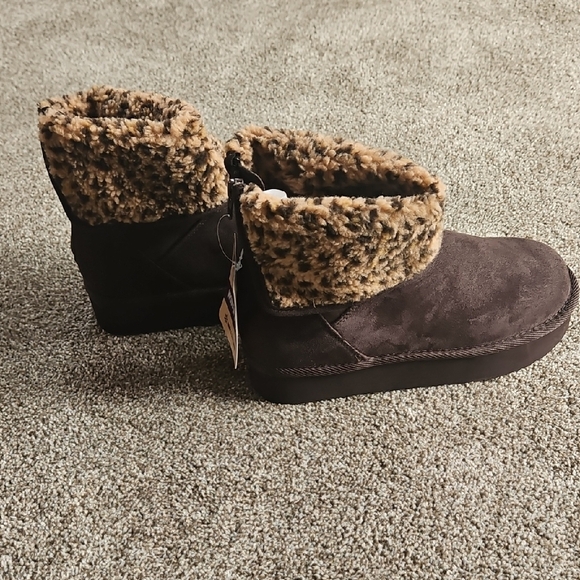 Muk Luks Brown Faux Fur Trim Boots - Picture 1 of 11
